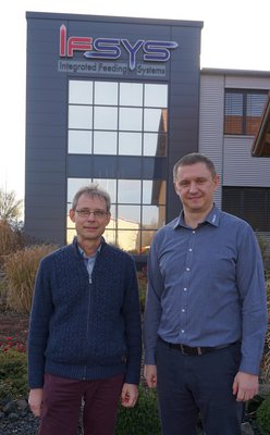 Softwareentwickler Gernot Merklein und Konstruktionsleiter Alexej Fischer vor dem Firmengebäude in Großbardorf